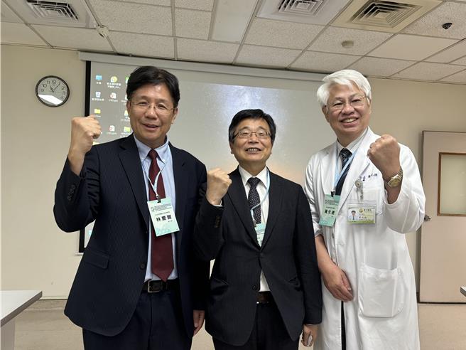 「第十三屆全人醫療暨整合服務研討會暨國際論壇」4日在台中醫院登場，衛生福利部附屬醫療及社會福利機構管理會執行長林慶豐、衛福部次長周志浩以及台中醫院院長黃元德（由左至右）皆共同與會。（馮惠宜攝）