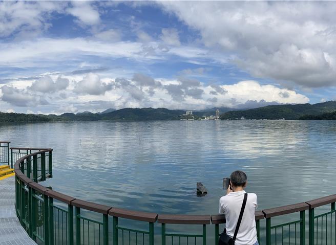 日月潭大竹湖水域附近九蛙迭像，原让游客观察日月潭水位每日升降了解抽蓄发电，意外成为日月潭淤积指标之一。（杨静茹摄）