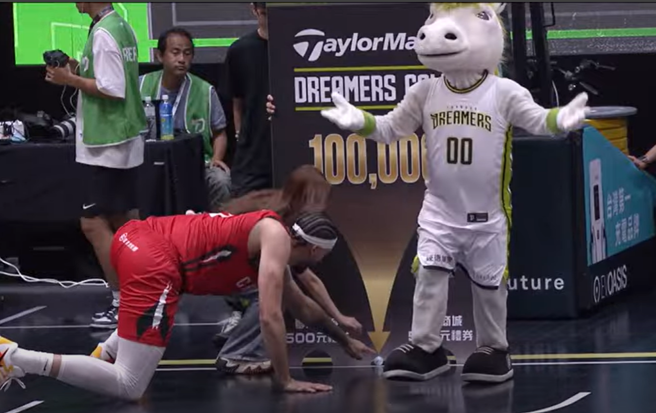 梦想家上次的中场游戏时的洞比球还小，引发争议。（图／翻摄TPBL YouTube）