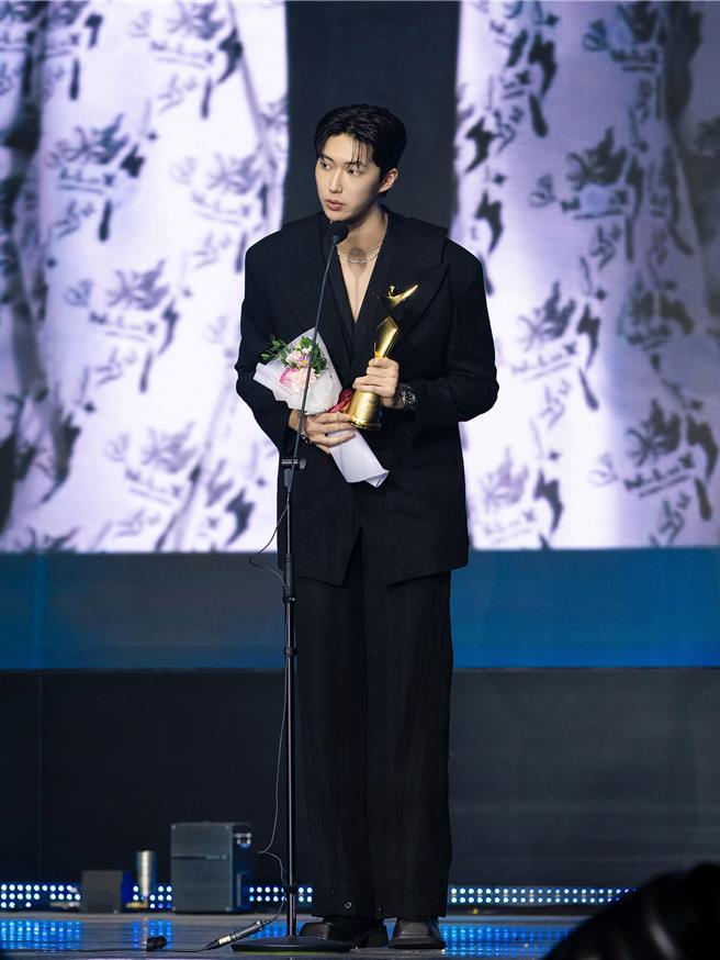 金云赴首尔参加「2024 Asia Model Festival」亚洲模特儿大赏颁奖典礼，获颁「MODLE STAR AWARD」模特儿之星奖项，用3种语言致词。（伊林娱乐提供）