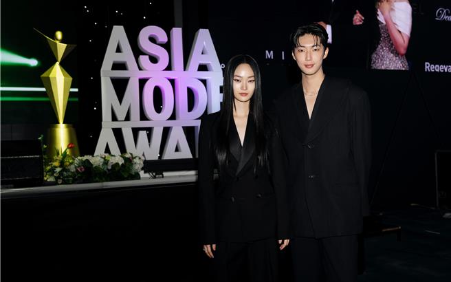 金云（右）出席「2024 Asia Model Festival」亚洲模特儿大赏颁奖典礼， 与韩国超模申贤智合影。（伊林娱乐提供）