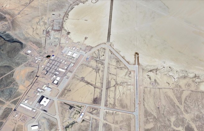  谷歌地图民用的卫星图片，但已经能详细的标出军事基地的位置，图为谷歌地球所呈现的美国军事基地「51区」。(图/Google Earth)