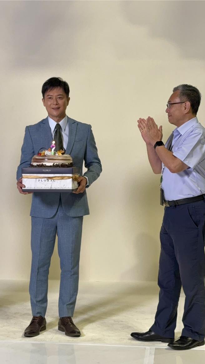 鳳凰藝能總經理趙善意送上蛋糕為王燦慶生。（民視提供）