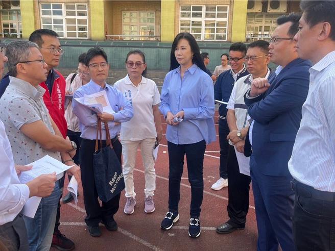 桃园区经国国中操场年久失修，立委万美玲办会勘，体育署长郑世忠当场允补助950万换新。（万美玲提供／蔡依珍桃园传真）