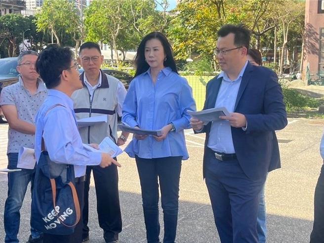 桃园区经国国中操场年久失修，立委万美玲办会勘，体育署长郑世忠当场允补助950万换新。（万美玲提供／蔡依珍桃园传真）