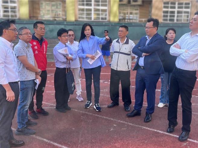 桃园区经国国中操场年久失修，立委万美玲办会勘，体育署长郑世忠当场允补助950万换新。（万美玲提供／蔡依珍桃园传真）