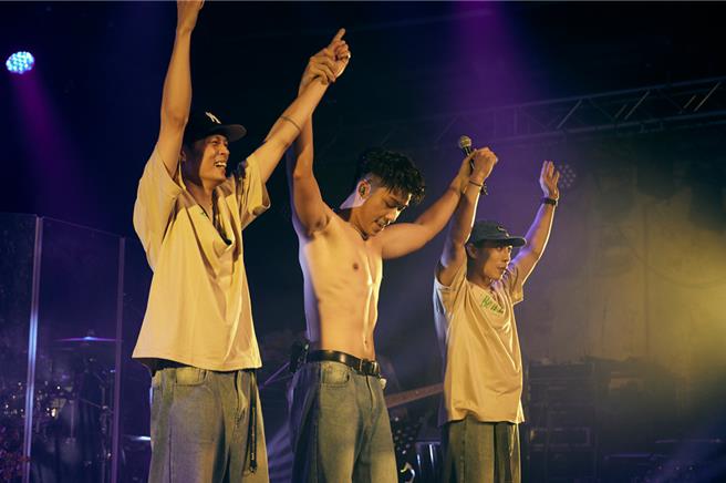 王ADEN日前在台北華山Legacy開唱。（愛騰音樂、KKLIVE提供）