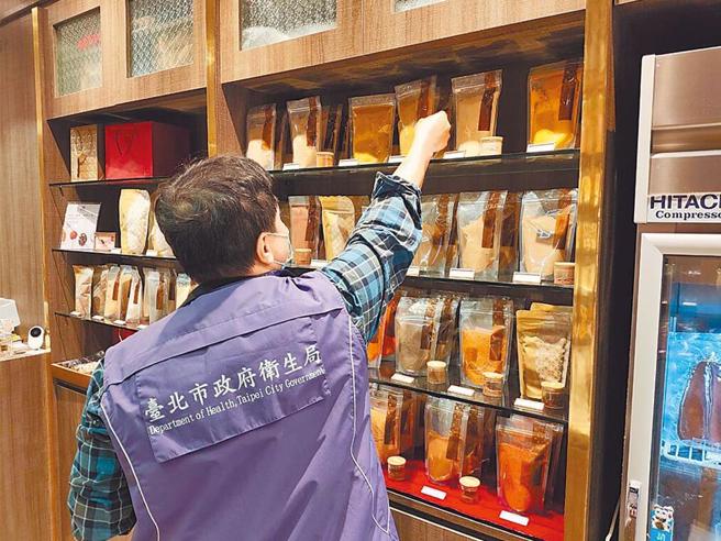 台北市教育局4日表示，新北市衛生局驗出含蘇丹紅的「飛馬牌特調咖哩粉」疑似有3間學校團膳使用，已立即下架。示意圖。（台北市衛生局提供）
