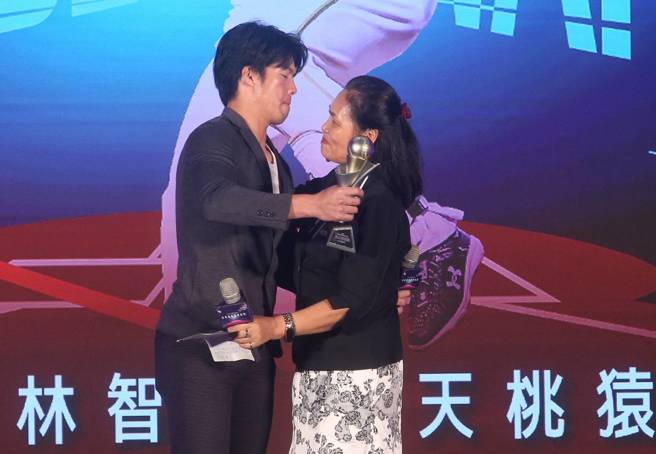 乐天桃猿林智平（左）获得2024年东山再起奖，由阿姨担任颁奖人。（赵双杰摄）