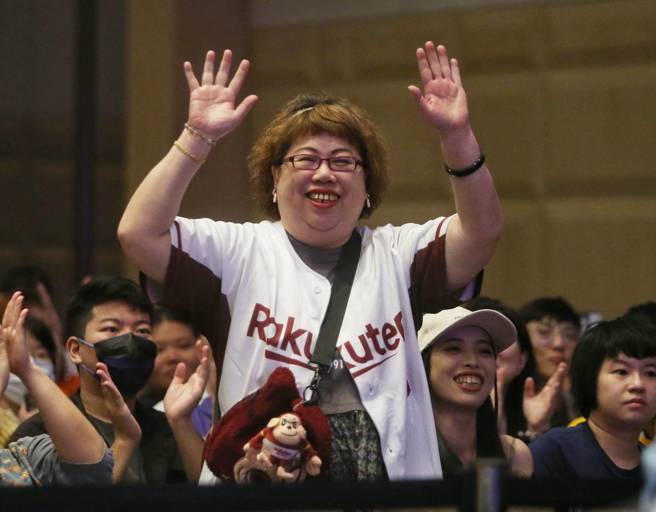 乐天桃猿陈柏豪的妈妈也现身颁奖典礼。（赵双杰摄）