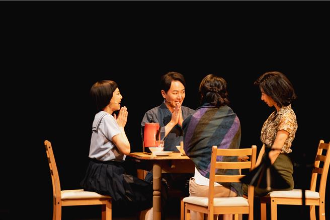 舞台劇《時光の手箱：我的阿爸和卡桑》以食物串起一家人的情感連結。（影想文化藝術基金會提供）