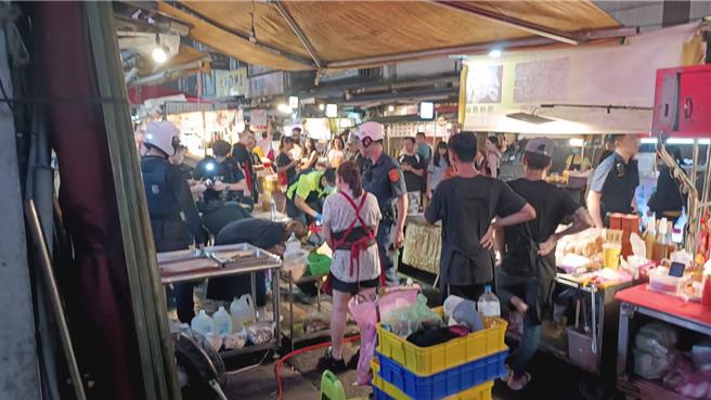 基隆市愛四路夜市4日晚間7時許，發生一起男子遭人刺傷的案件，基隆市警方目前已經掌握犯嫌身分，正全力追查中。（翻攝照片／張志康基隆傳真）