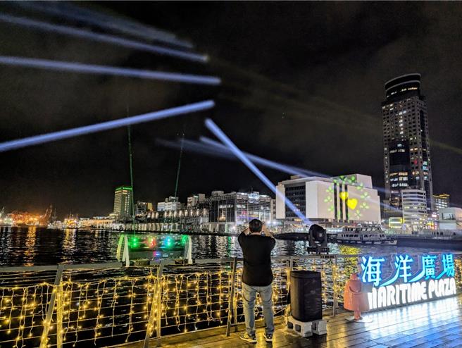 基隆市政府在海洋广场设置灯光秀、光廊、紫藤花光廊等设计，吸引不少民眾拍照、打卡。（张志康摄）