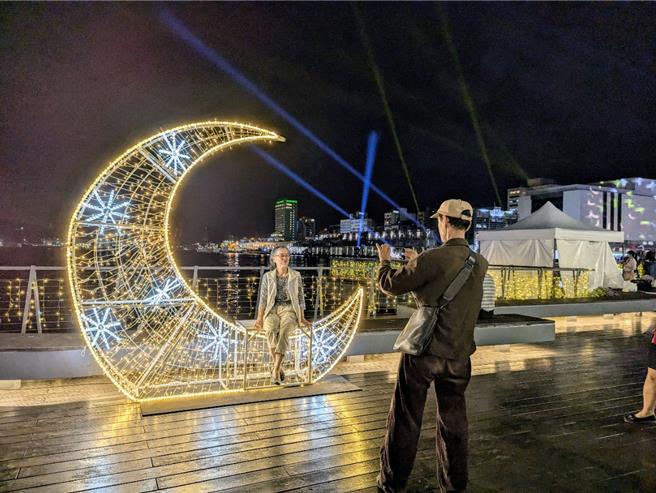 基隆市政府在海洋广场设置灯光秀、光廊、紫藤花光廊等设计，吸引不少民眾拍照、打卡。（张志康摄）