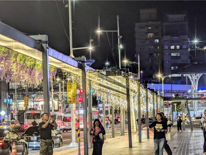 基隆市政府在海洋广场设置灯光秀、光廊、紫藤花光廊等设计，吸引不少民眾拍照、打卡。（张志康摄）
