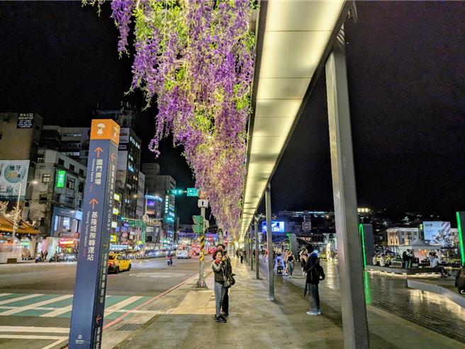 基隆市政府在海洋广场设置灯光秀、光廊、紫藤花光廊等设计，吸引不少民眾拍照、打卡。（张志康摄）