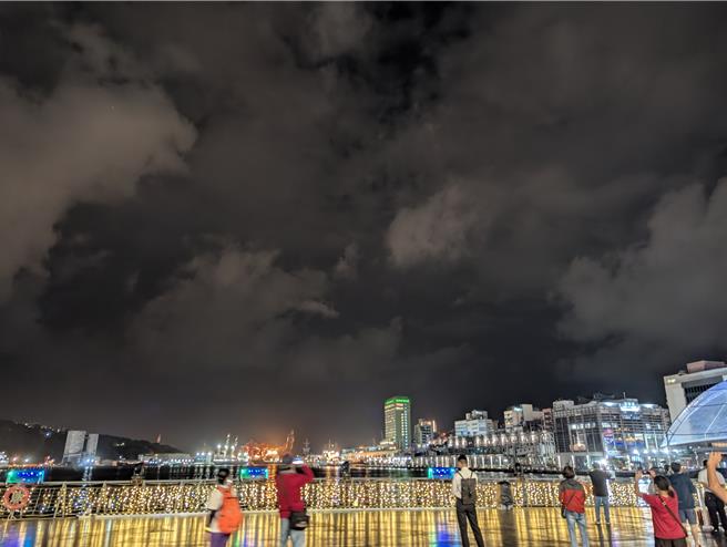 基隆市政府在海洋广场设置灯光秀、光廊、紫藤花光廊等设计，吸引不少民眾拍照、打卡。（张志康摄）