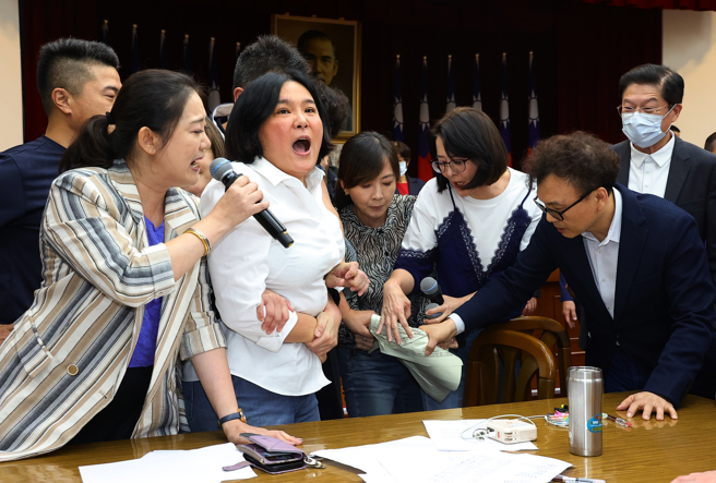 立法院财政委员会4日审查财政收支划分法修法草案等案，会议晚间继续进行时，国民党召委陈玉珍（左二）欲强行逐条闯关，引发民进党立委吴思瑶（左）等人不满，现场蓝、绿立委数度发生拉扯及抢夺财划法修法草案的资料。（刘宗龙摄）