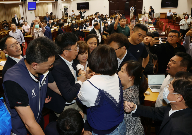 国民党召委陈玉珍欲强行逐条闯关，引发民进党立委不满，现场蓝、绿立委数度发生拉扯及抢夺财划法修法草案的资料。（刘宗龙摄）