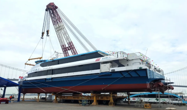 中国最大载客量碳纤维船舶新明珠3号，设计航速高达26节，满载时更能飙升至33节，在8级风况下也能安然航行。（图／快科技）