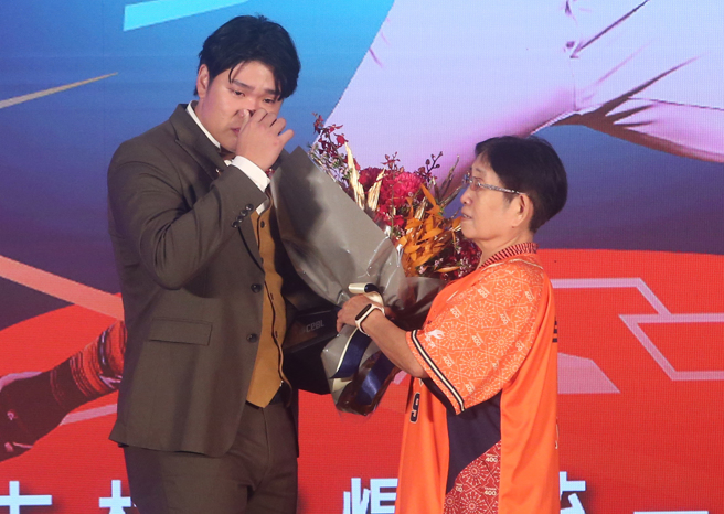 统一狮古林睿炀（左）夺下最有价值球员奖，讲到过世父亲、阿公忍不住落泪。（赵双杰摄）