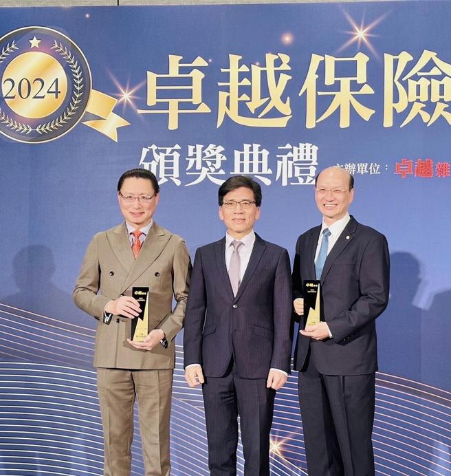 合库人寿于今年十月二度荣获卓越保险评比「客户信赖奖」，左起为合库人寿总经理蓝年绅、金管会主委彭金龙、合库人寿董事长徐锡漳。 图／合库人寿提供