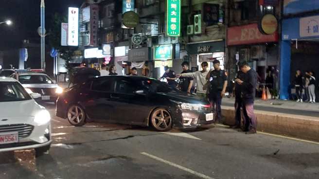 新庄一辆黑色轿车拦检不停，意图衝撞警方，遭警方开枪拦下。（民眾授权提供）