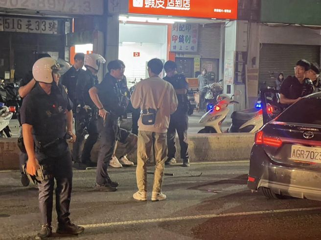 新庄一辆黑色轿车拦检不停，意图衝撞警方，遭警方开枪拦下。（民眾授权提供）