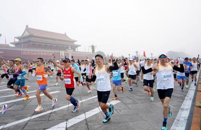 2024北京馬拉松賽暨大陸馬拉松錦標賽（第三站）鳴槍開跑。（圖／新華社）
