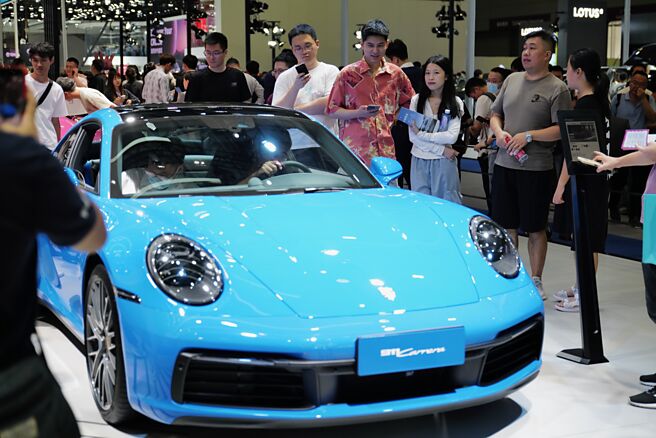 大陸國產汽車受大陸消費者青睞，卻壓縮了進口汽車的生存空間。圖為保時捷911跑車。圖／中新社