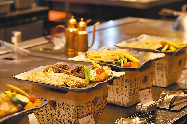 即日起至12月30日，高雄市民於周一至周四，來京享蔬食百匯餐廳享用晚餐，出示身分證件2人同行第2位6折（需加原價1成服務費）。圖／高雄萬豪酒店提供