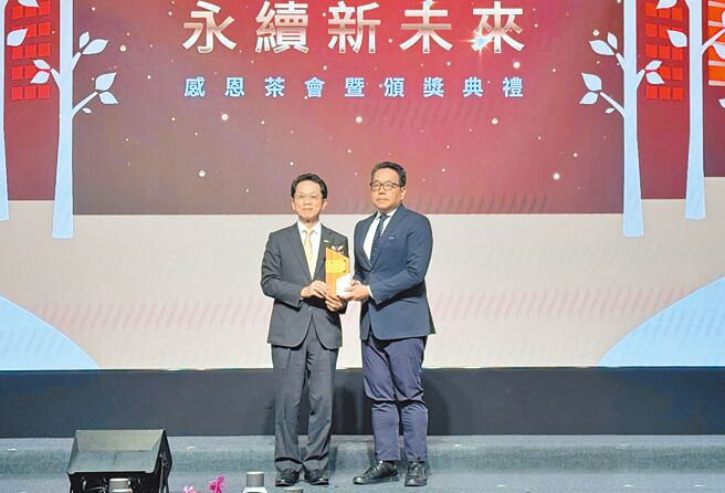 柜买中心举办30周年感恩茶会暨颁奖典礼，中信投信获颁「上柜ETF发行奖」，由总经理陈正华（右）代表出席领奖。  图／中信投信提供