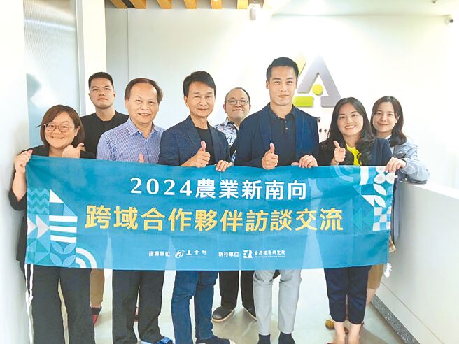 双肩智慧致力于透过技术创新和系统整合，提供高效且可持续的智慧农业解决方案，图为团队伙伴。图／林宜蓁