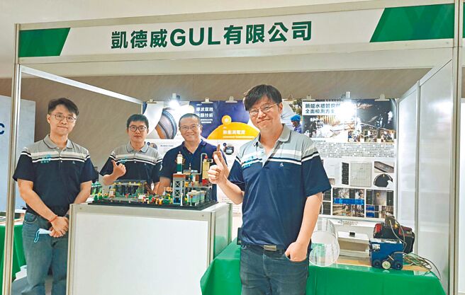 凱德威公司總經李秉鴻（右一）帶領專業團隊為產業界提供精準高效檢測服務。圖／黃全興