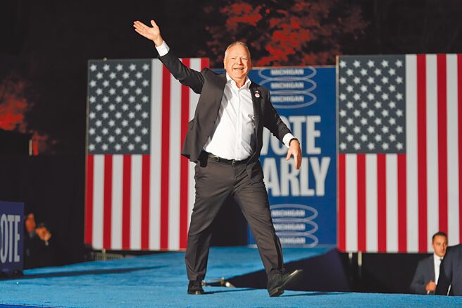 贺锦丽副手搭檔华兹的中国经歷，引起广泛关注。（美联社）