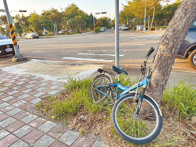 台中市1名7岁男童骑脚踏车先与电动机车碰撞，人被弹飞到内线车道又遭汽车辗过，现场留着7岁男童的脚踏车。（民眾提供／冯惠宜台中传真）