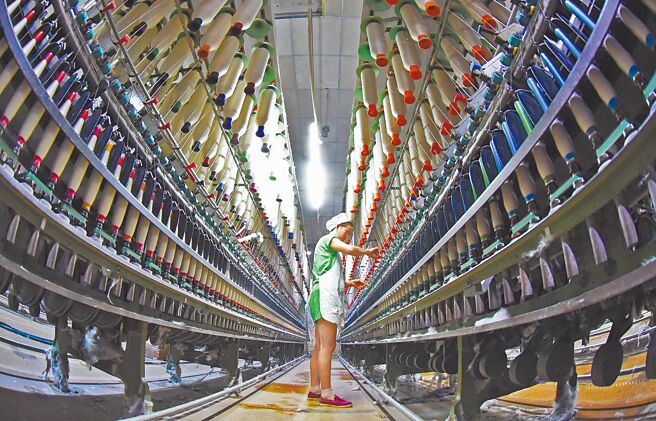 大陸全國人大常委會從4日至8日召開，預計作為提振經濟的財政刺激方案也可望在會中拍板。圖為江蘇省連雲港市海州區板浦鎮一家紡織企業。（新華社）