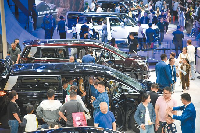 大陆新能源车发展近年缴出亮眼成绩单的同时，随之而来的则是产业过度竞争失序、利润下滑的「负作用」。图为2024西安国际车展。（新华社）