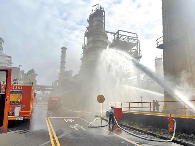 桃園煉油廠20公尺高的蒸餾塔3日上午9點起火燃燒冒黑煙，桃園消防到場灑水降溫，環保局也於現場檢測下風處。（翻攝照片／蔡依珍桃園傳真）
