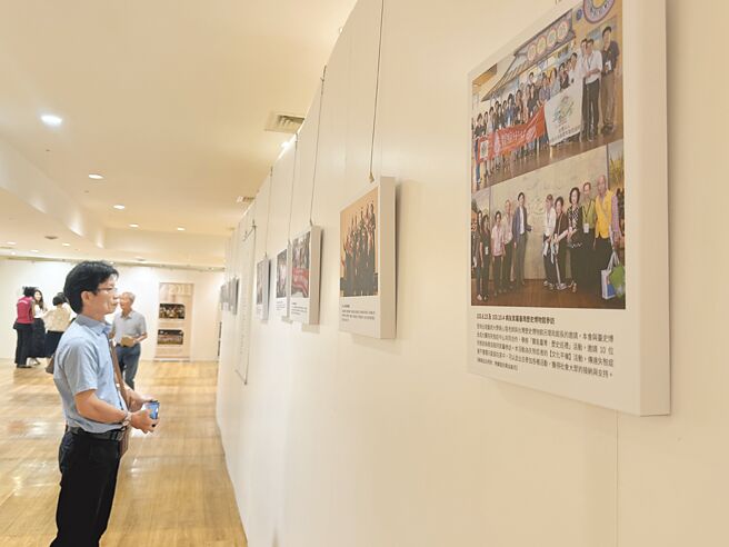 大台南热兰遮失智症协会是国内第1个成立的地方性失智症协会，20周年透过老照片展回顾过往，也展望未来如何与政府单位继续为失智症议题努力。（曹婷婷摄）