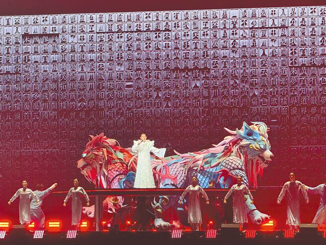 刘德华一袭白色长披风贵气又帅气，身后3D巨龙栩栩如生。（读者提供）