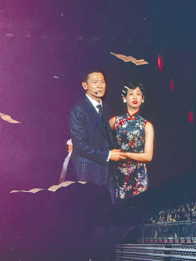 刘德华（左）是金马影帝，这次演唱会也精心设计了一段音乐剧。（读者提供）