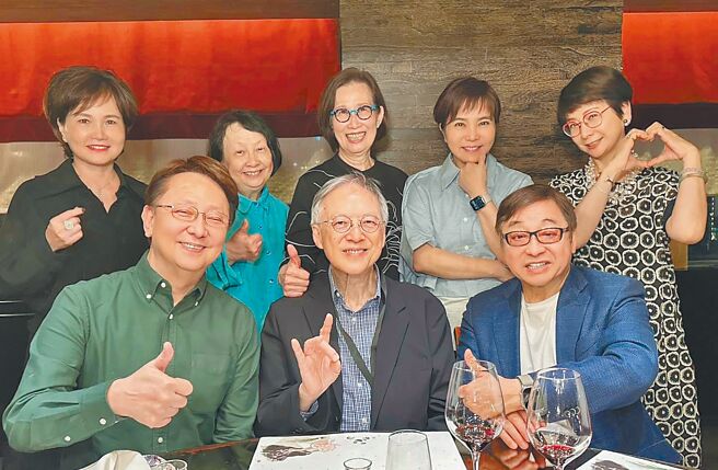 沈春华（后排左起）、辜怀群、辜怀箴、李艷秋、叶树姗、李四端（前排左起）、赵元修与李涛聚会。（摘自叶树姗脸书）