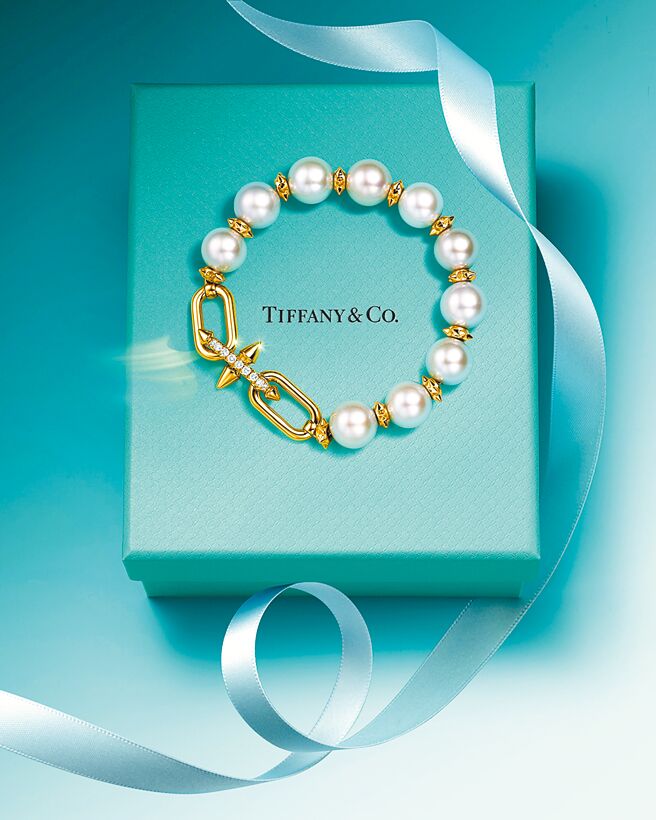 Tiffany Titan by Pharrell Williams系列黄K金与淡水珍珠钻石手炼。（Tiffany & Co.提供）