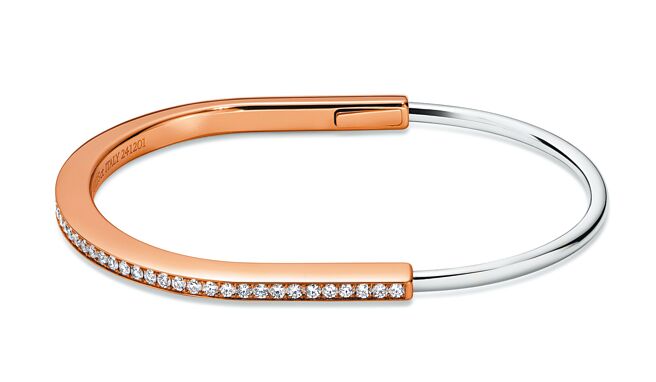 Tiffany Lock玫瑰金及白金半铺镶钻石窄版手环，38万3000元。（Tiffany & Co.提供）