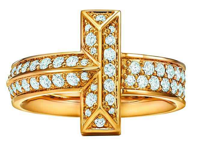 TIFFANY T1黄K金宽版铺镶钻石戒指，24万4000元。（Tiffany & Co.提供）