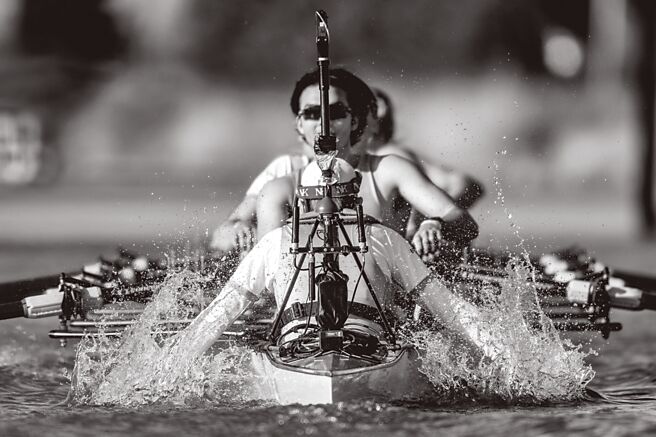 充满青春热血的牛津剑桥赛艇对抗赛，参赛者不是名门之后就是学霸，知名物理学家霍金即是其一。（CHANEL提供）