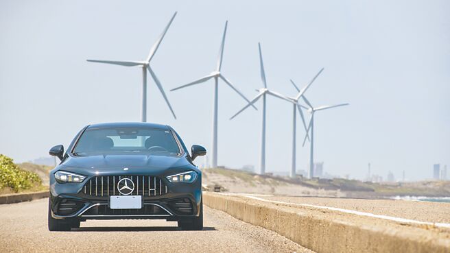 Mercedes-AMG CLE 53 4MATIC+車頭正面視覺很兇悍，雖然車是靜止的，但卻有種即將往前衝的躍動感，官方0-100km/h加速僅4.2秒，售價438萬元起。（陳大任攝）