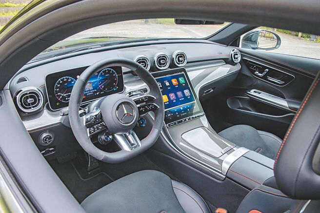 儀表控台設計完全圍繞著駕駛所展開。（陳大任攝）