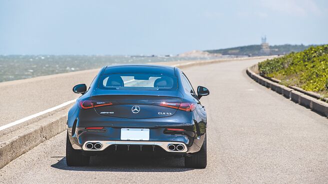 從車尾往前看，兩側明顯外張的輪拱，營造出蓄勢待發的跑車姿態。（陳大任攝）